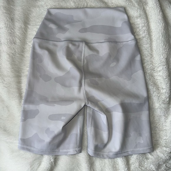ALO Yoga White & Gray Camo Shorts Biker Vapor High Rise XS Performance 7.5"‎ Run - Picture 5 of 10